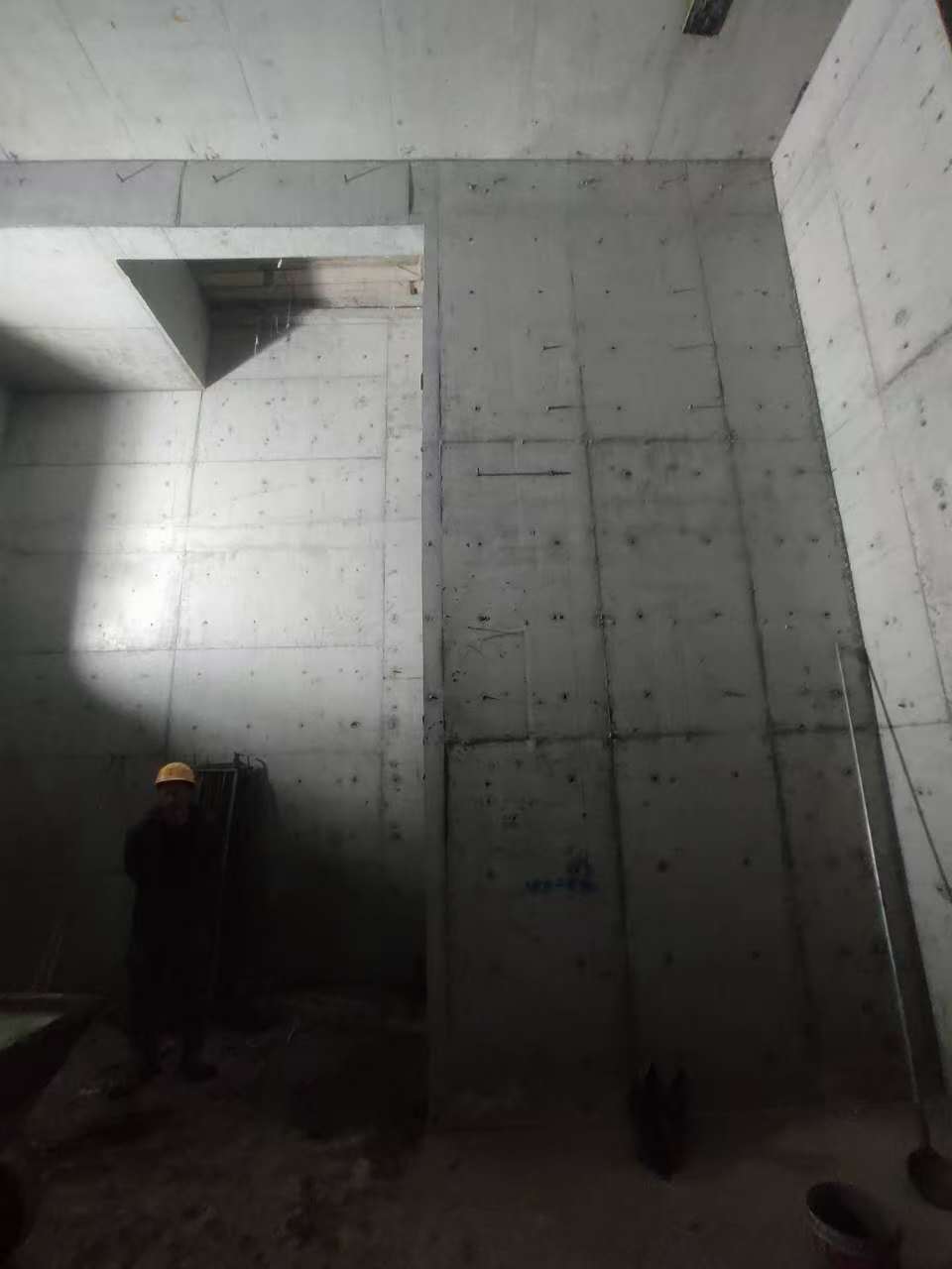 营山墙上开槽钢筋断了有影响吗